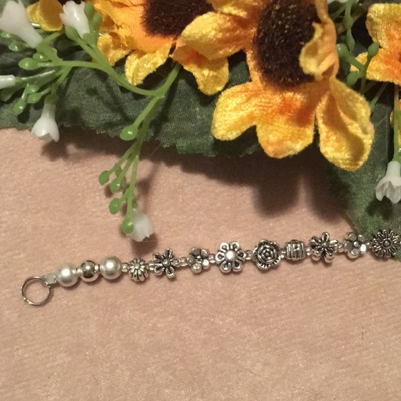 🆕NEW! HANDMADE 8” Silver tone Floral Bracelet - Picture 4 of 6
